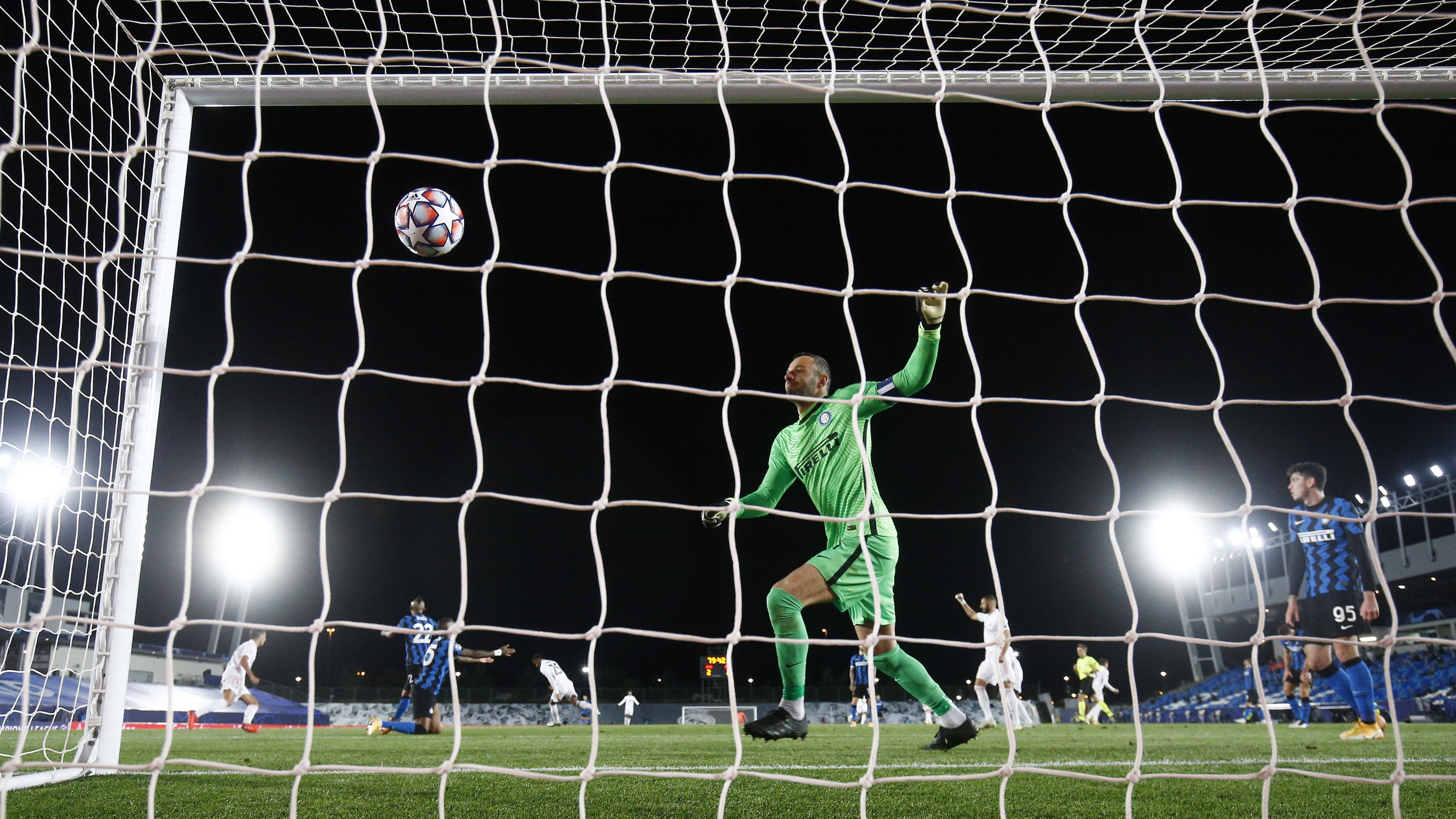 米兰体育官网-包含AC米兰中场球员状态下滑，球队犯连败的词条