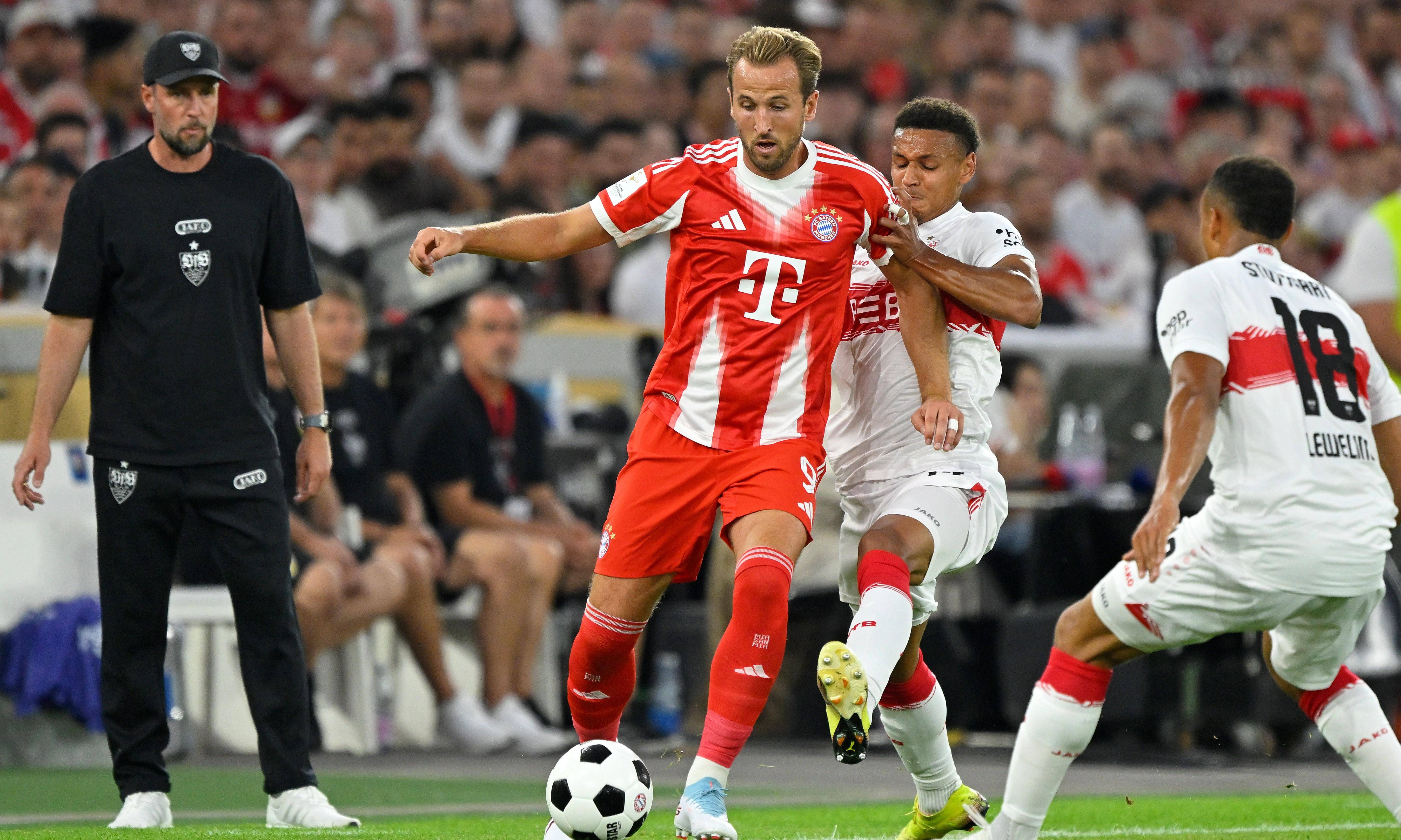 米兰登录入口-包含慕尼黑1860年轻后卫积极上抢，为球队拦截对手的词条