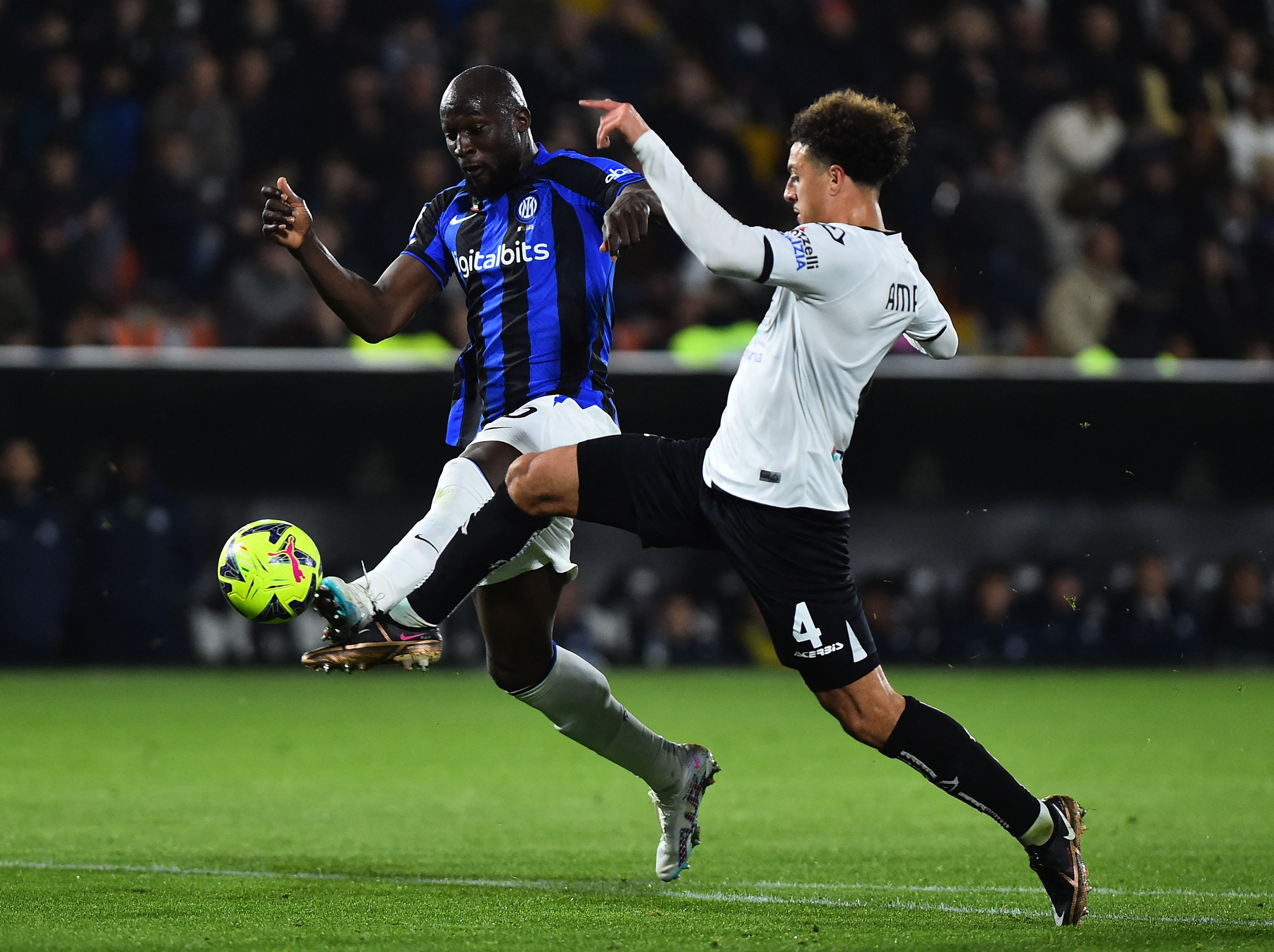 ac米兰体育官网-斯佩齐亚队员全力以赴，取得战胜