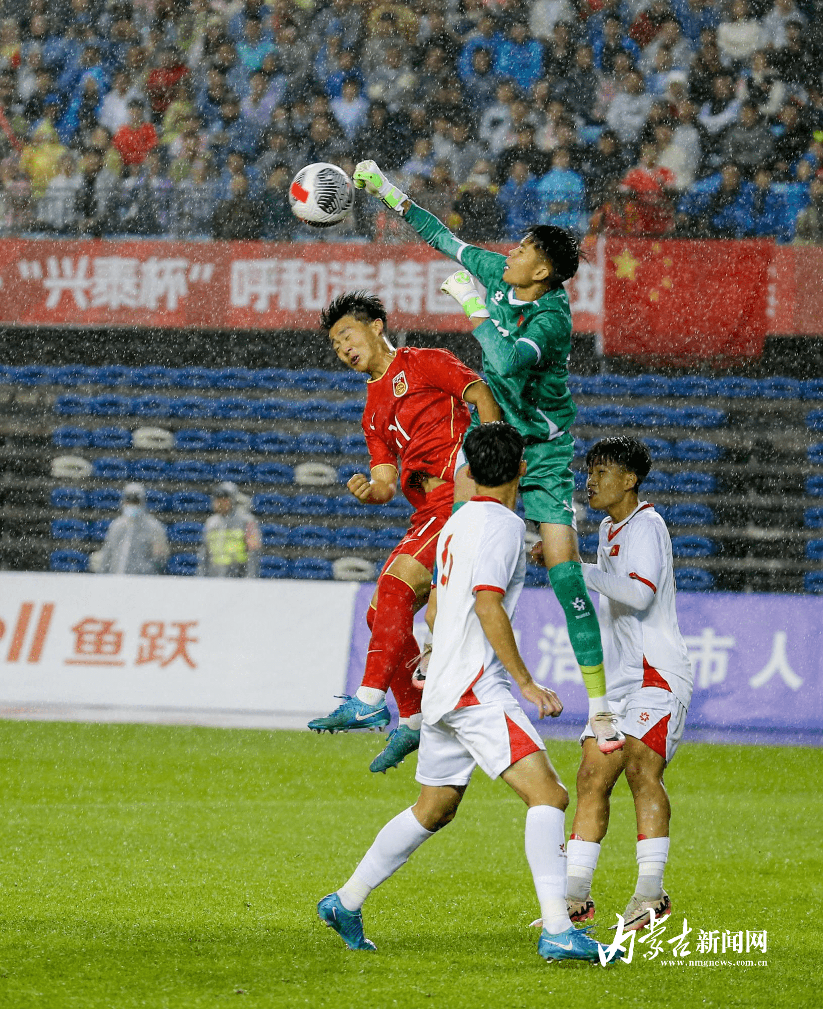 足球新一轮对阵正酣，球员全情投入备战决胜